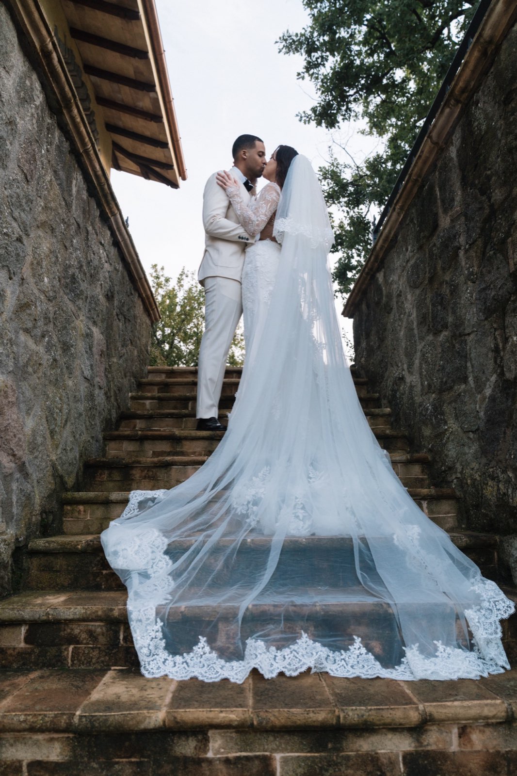 Spanns, kiss on the stairs, veil