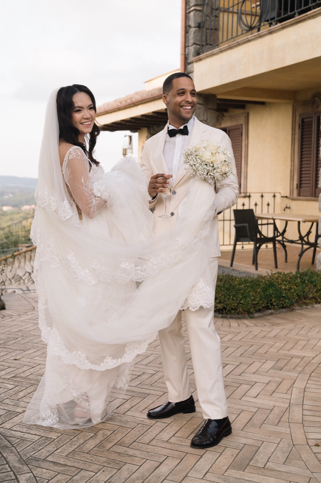 Spanns, bouquet & veil, courtyard